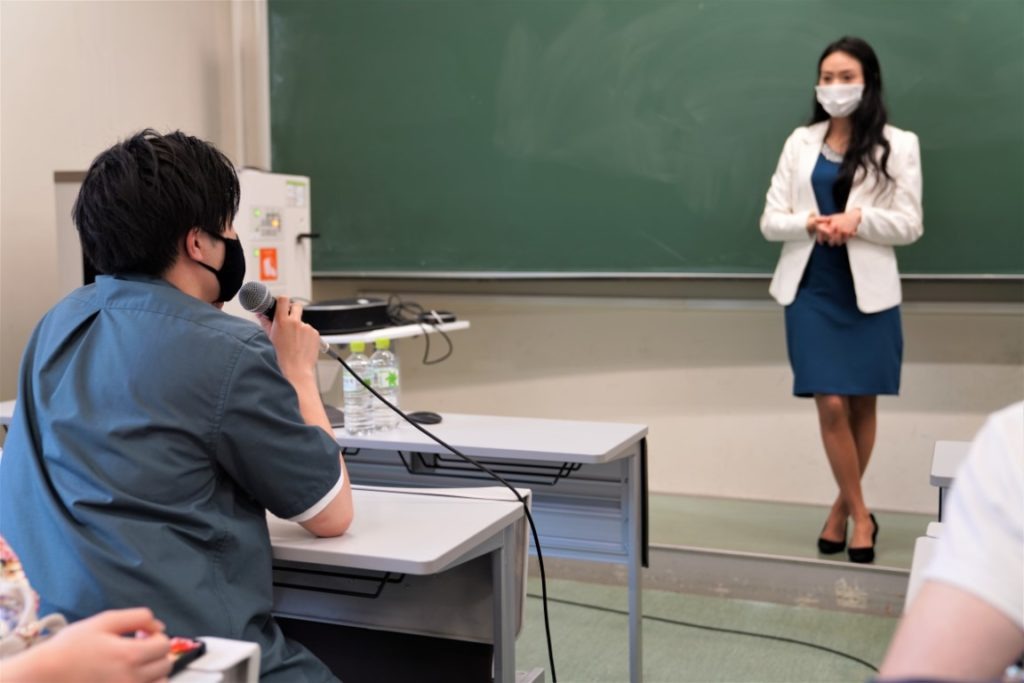 Rachel Leng answering question from Rikkyo University student