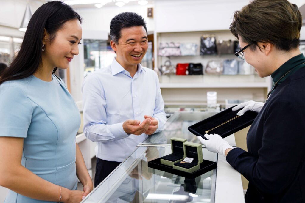 Ms. Suzuki, with her expertise, showcased some of their pre-loved designer jewelry, featuring an impressive lineup of renowned brands including Van Clef de Arpels, Tiffany, Cartier, and many more. 