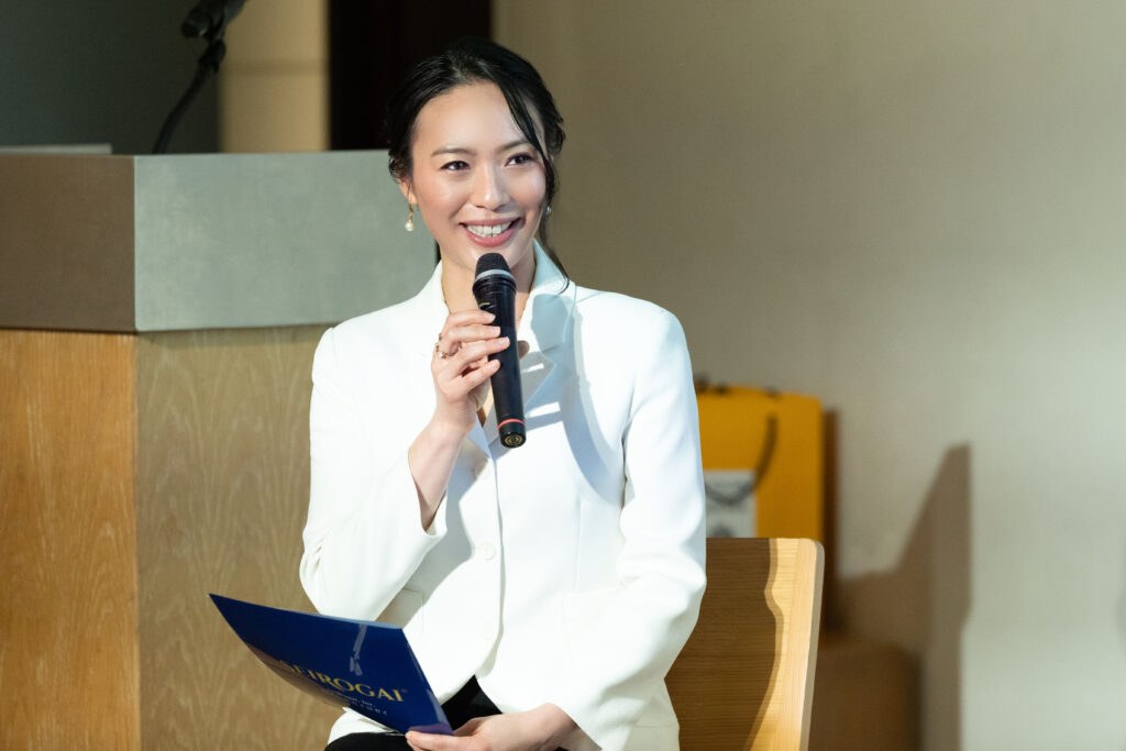 Rachel Leng as Moderator